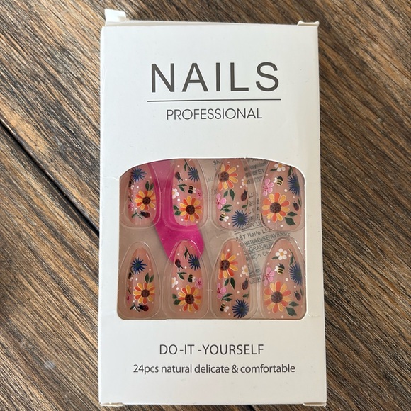 NEW! 4 Sets of Press On Nails! - Picture 3 of 6